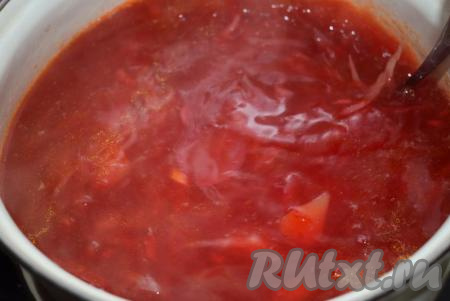 Провариваем постный борщ  со свеклой и капустой до закипания.