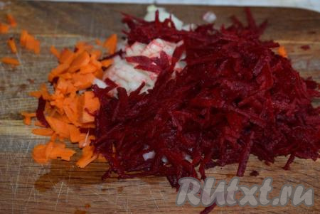 Пока варится картофель, приготовим зажарку. Очистим свеклу, морковь и оставшуюся половину луковицы. Лук нарежем мелкими кубиками, морковь нарежем мелко (или натрем на терке), свеклу натрем на крупной терке.