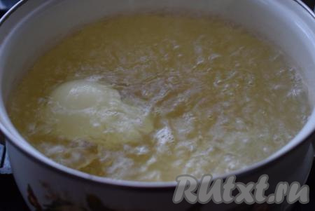 Для начала нальем воду в кастрюлю, отправим на огонь и доведём до кипения. Затем добавим половину очищенной луковицы, лавровый лист и будем варить на небольшом огне, примерно, 5-7 минут с момента закипания. Лук и лавровый лист дадут аромат нашему бульону (в бульон можно положить и морковь, но у меня под рукой ее не оказалось).