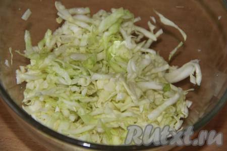 Посолить капусту и хорошо помять руками, чтобы капуста дала сок.