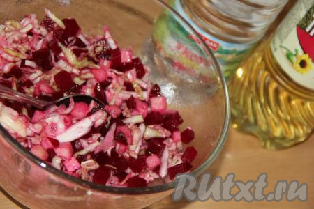 Заправить салат из капусты, свеклы и яблока уксусом, маслом, добавить специи, ещё раз хорошо перемешать. 