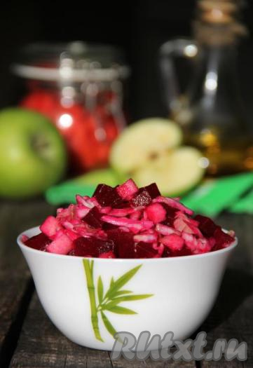 Яркий, аппетитный, сочный и очень вкусный салат из капусты, свеклы и яблока и насытит, и точно не навредит фигуре. Отличное блюдо, попробуйте!