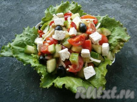 Сверху разместить нарезанную кубиками (или раскрошенную) фету.