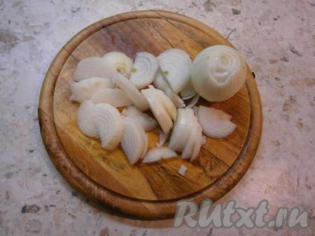 Лук репчатый очистить и нарезать полукольцами.