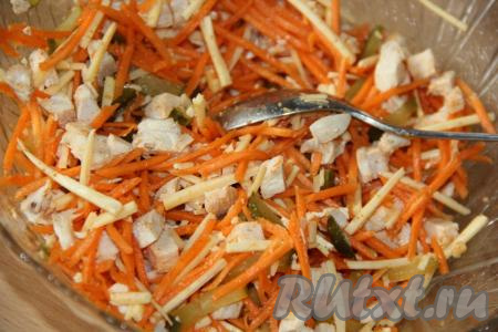 Посолить салат по вкусу и перемешать. 