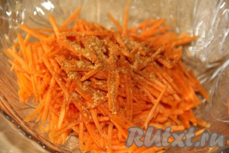 Для приготовления салата "Лисичка" можно взять покупную морковь по-корейски, а я решила приготовить её сама. Очистить морковку, натереть на тёрке для моркови по-корейски, добавить специи для моркови, перемешать и оставить в салатнике на 30-40 минут.