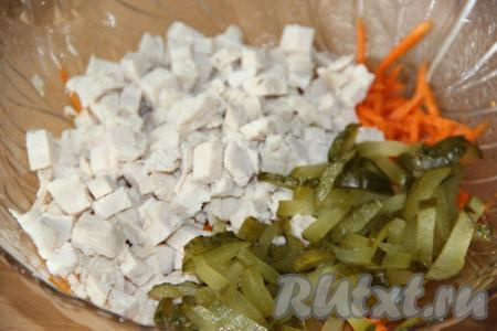 Добавить огурцы в салат из курицы и корейской моркови.