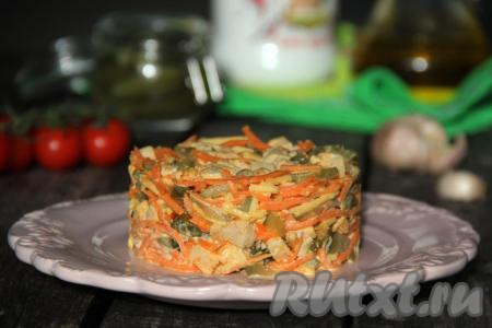 Салат с курицей и корейской морковкой заправить майонезом непосредственно перед подачей. Вот такой яркий и очень вкусный салат "Лисичка" получился.