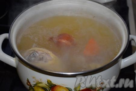 Когда наш куриный бульон будет готов, солим его по вкусу.