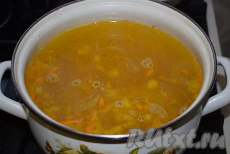 Когда картофель будет практически готов, вынимаем из бульона куриное мясо, луковицу и морковь. Лук  выбрасываем, а вареную морковь можете нарезать в салат или применить по своему усмотрению. Куриное мясо отделяем от костей, режем на небольшие кубики и вместе с овощной зажаркой отправляем в бульон с картошкой.