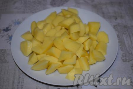 Режем картофель на дольки, примерно, одинакового размера.