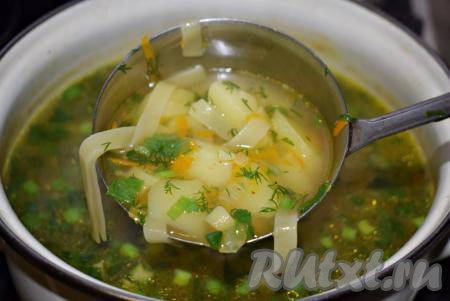 Наш чудесный куриный суп с картофелем и лапшой готов, он получается очень ароматным и вкусным. Подаем его горячим, разлив по тарелкам.