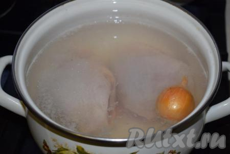 Куриные бедра (или другие части курицы) промываем холодной водой и обсушиваем бумажными полотенцами. В кастрюлю наливаем воду, кладём бедра, целую промытую не очищенную луковицу и кусочек очищенной моркови, отправляем на огонь. Овощи нужны для цвета и аромата бульона.