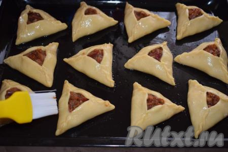 Все пирожки смазываем при помощи кулинарной кисти смесью отвара (или чайной заварки) и сахара.
