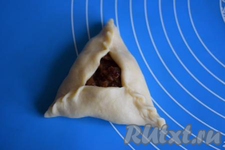 Далее плотно скрепляем края с каждой стороны нашего пирожка (я применила технику фигурной лепки края, которая обычно используется для лепки вареников). Формируем все пирожки.