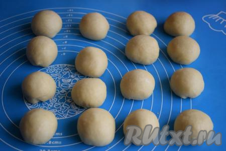 Каждый кусочек теста округлим, выкатывая его ладонью об стол.