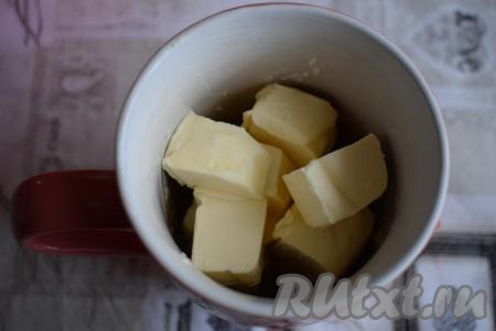 Растительный спред (растительное масло, по виду напоминающее обычное сливочное масло, но не содержащее в своем составе продуктов животного происхождения) нарежем на кубики и разогреем его в микроволновке в течение 1 минуты до жидкого состояния. Если нет спреда, то можно заменить его 4 столовыми ложками обычного растительного масла без запаха.