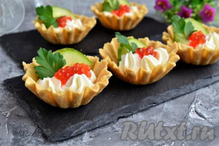 Тарталетки со сливочным сыром и красной икрой