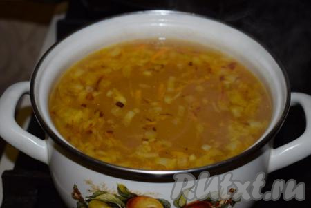 Далее, к практически готовому картофелю, выкладываем лук с морковью со сковороды и доводим суп до кипения.