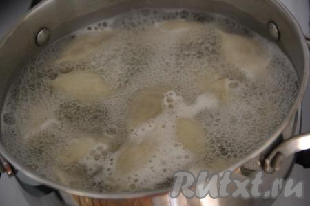Для того чтобы отварить пельмени, нужно в кастрюлю налить воду, отправить на огонь и довести до кипения, добавить соль и специи по вкусу. Опустить пельмени в кипящую воду. Варить пельмени с момента закипания минут 10-15 на небольшом огне. 