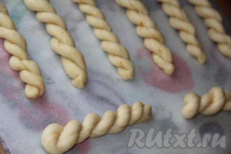 На пергамент выложить получившиеся спиральки на некотором расстоянии друг от друга и оставить на 1 час под полотенцем.