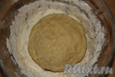 Замесить нежное и упругое тесто.