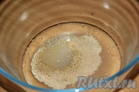 В тёплую воду (температура воды не должна быть выше 40 градусов) всыпать сухие дрожжи и 1 столовую ложку сахара, перемешать и оставить дрожжи на 15 минут.