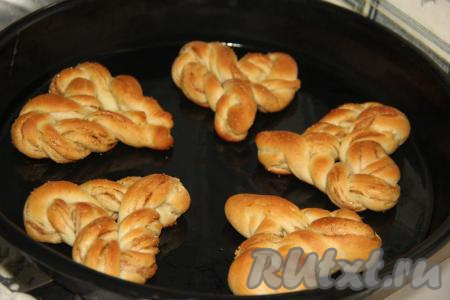 Выпекать дрожжевые булочки с сахаром и корицей в разогретой духовке, примерно, 25 минут (до золотистого цвета)  при температуре 200 градусов.