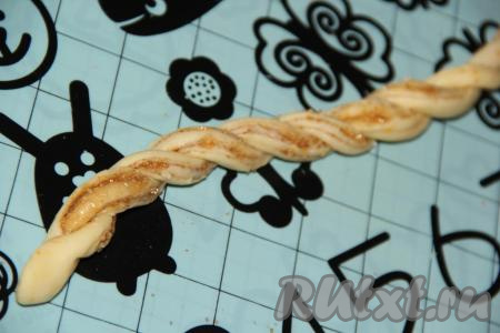 Перекрутить две части разрезанного рулетика между собой в виде спирали.