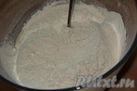 Затем всыпать просеянную пшеничную муку.
