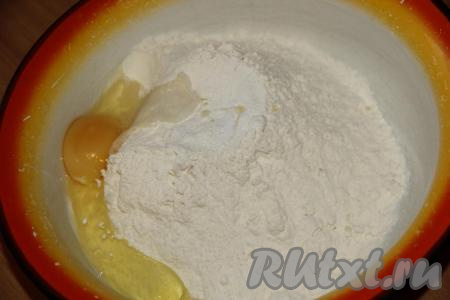 Для начала приготовим тесто, для этого в миску нужно всыпать муку и соль, добавить яйцо.