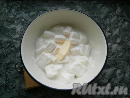 Растопить зефир, помешивая, на водяной бане (то есть в кастрюле большего объёма, чем миска с маршмеллоу, вскипятить воду, убавить огонь, поверх кастрюли поставить миску с маршмеллоу так, чтобы дно миски не касалось воды). Когда зефир начнет таять, добавить кусочек сливочного масла (грамм 10), перемешать.