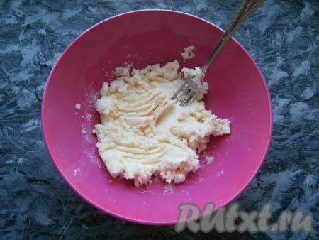 Размягченное сливочное масло (или маргарин) тщательно перетереть с щепоткой соли и сахаром.