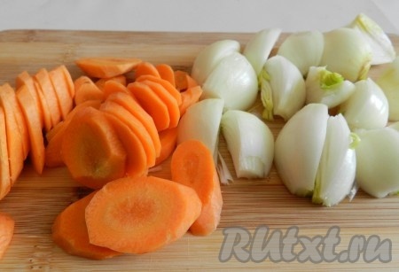 Крупно нарезать лук и морковь.