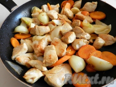 Куриное филе обжарить в сковороде на оливковом масле до золотистого цвета, добавить лук и морковь,  обжарить все вместе.