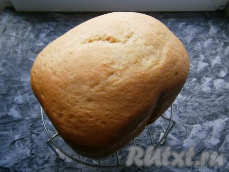 Кулич поместить на решетку для остывания.