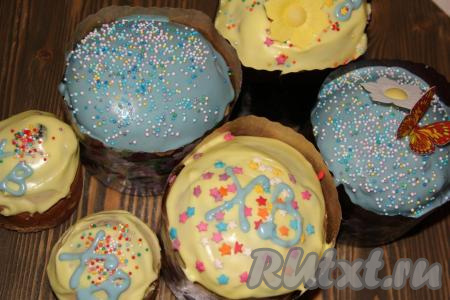 Украсить куличи глазурью и цветной посыпкой.