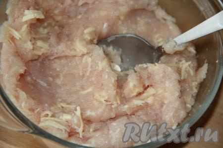Соединить куриный фарш, сыр и соль, перемешать и начинка для пельменей готова.