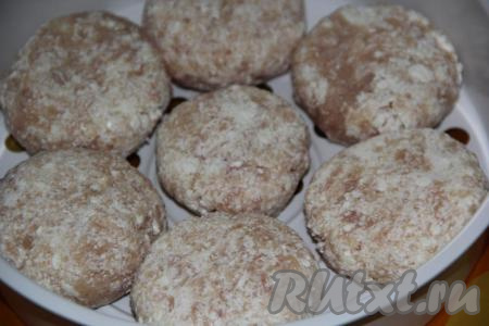 Из фарша сформировать круглые котлетки и выложить в поддон пароварки. Можно предварительно смазать поддон небольшим количеством воды или растительного масла, чтобы котлеты не пристали к поддону во время варки на пару. У меня получилось 7 котлет.