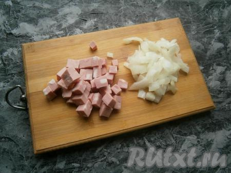Лук очистить и нарезать тонкими четвертинами (или просто кусочками). Колбасу нарезать кубиками.