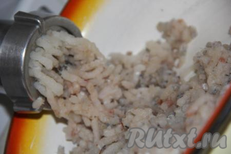 Фарш, по желанию, можно пропустить через мясорубку два раза. Так мы сделаем его еще нежнее, к тому же мясорубка лучше перемелет мелкие косточки, которые мы не заметили во время разделки минтая.