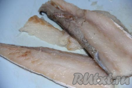 Удалить крупную кость у минтая. Филе пропустить через мясорубку. Я шкурку не снимала.