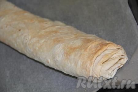 Запекать рулет из лаваша с начинкой из творога и сыра  в разогретой духовке минут 15 при температуре 200 градусов (рулет должен стать золотистого цвета).