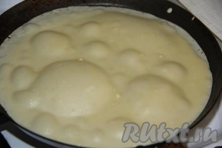 Раскалить сковороду, налить немного теста, равномерно распределить. Я смазала сковороду только перед первым блином. Жарить блинчик на среднем огне вначале с одной стороны до румяного цвета, затем перевернуть и жарить до румяности с другой стороны. Таким образом приготовить все блины. Готовые блинчики складывать на тарелку.