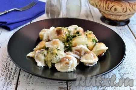 Пельмени в горшочке со сметаной и сыром в духовке