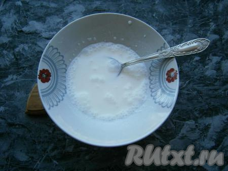 Сметану развести водой, посолить по вкусу.
