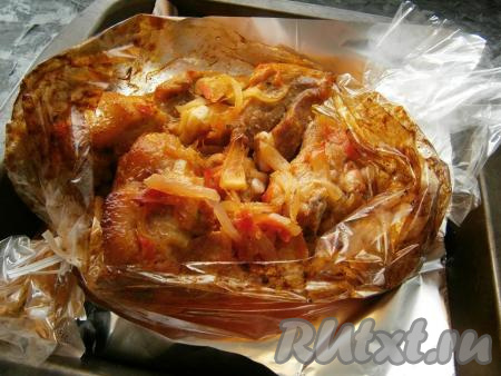 Разогреть духовку до 180-200 градусов. Запекать свиные ребрышки около 45 минут, после чего осторожно разрезать рукав сверху и запекать ребра еще 15 минут.