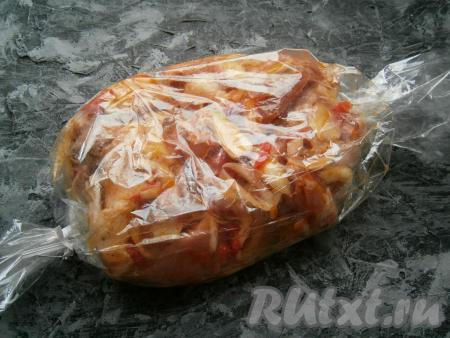 Сюда же добавить томатный соус, лимонный сок и мед, тщательно перемешать, еще немного посолить. Выложить свиные ребрышки в рукав для запекания, завязать (зафиксировать) концы рукава с двух сторон.