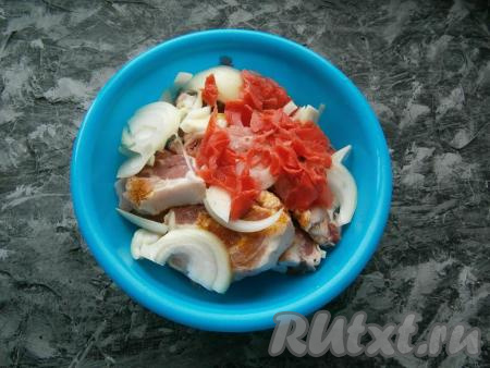 Сложить ребра в миску, добавить маринованный имбирь, нарезанный полукольцами репчатый лук.