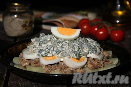 Подать аппетитный, пикантный салат, приготовленный из консервированной скумбрии с картофелем и яйцами, к столу. В этом блюде достаточно крупные кусочки, поэтому этот салатик похож и на закуску. Очень вкусный салат, попробуйте!